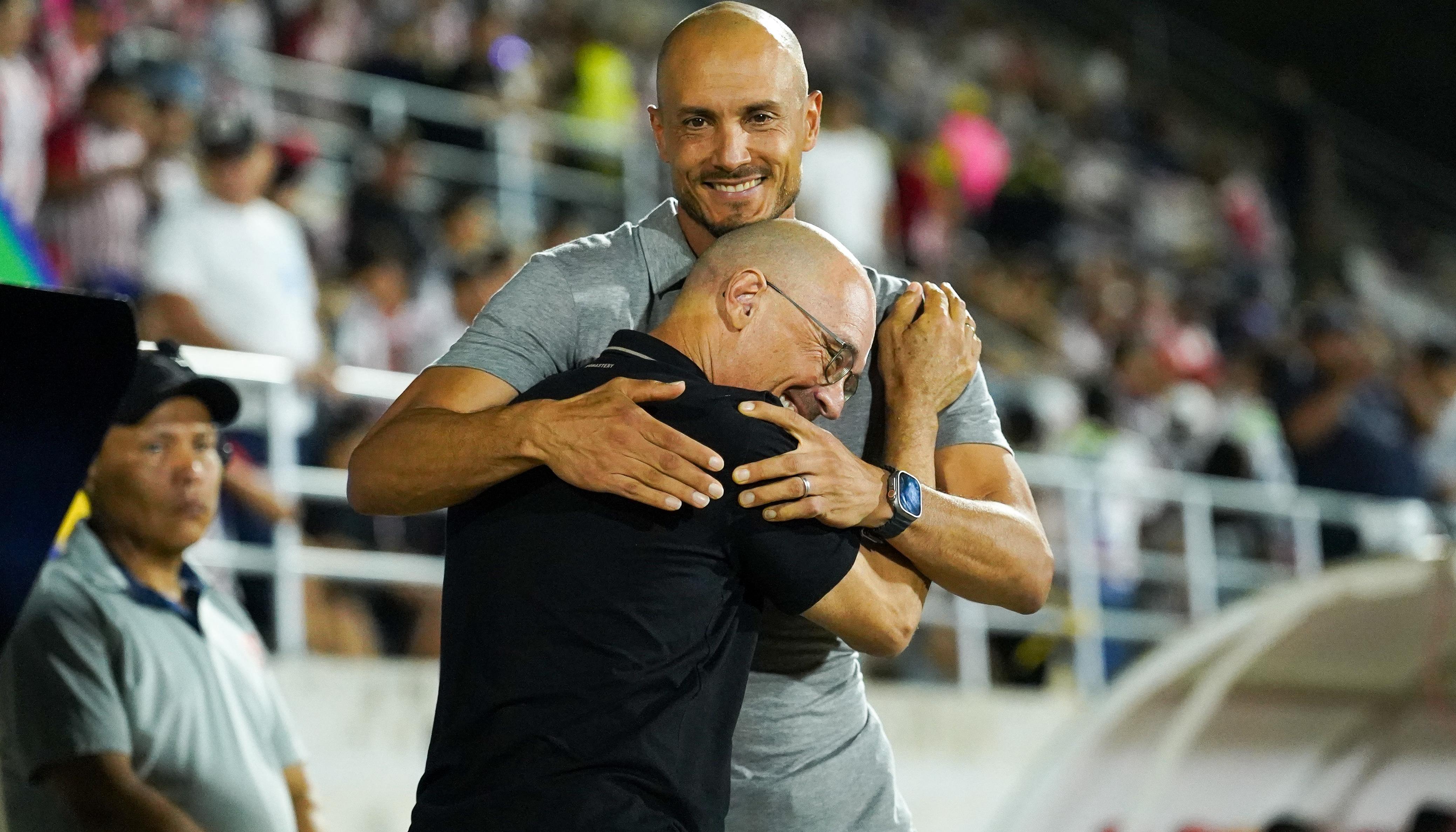 David González y su saludo antes del partido con el técnico del Junior, Alfredo Arias. 