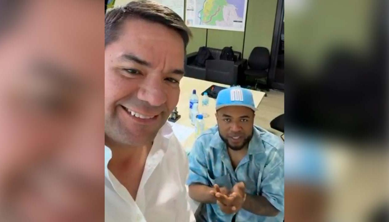 Dj Dever junto al secretario del Interior de Cartagena, Bruno Hernández.