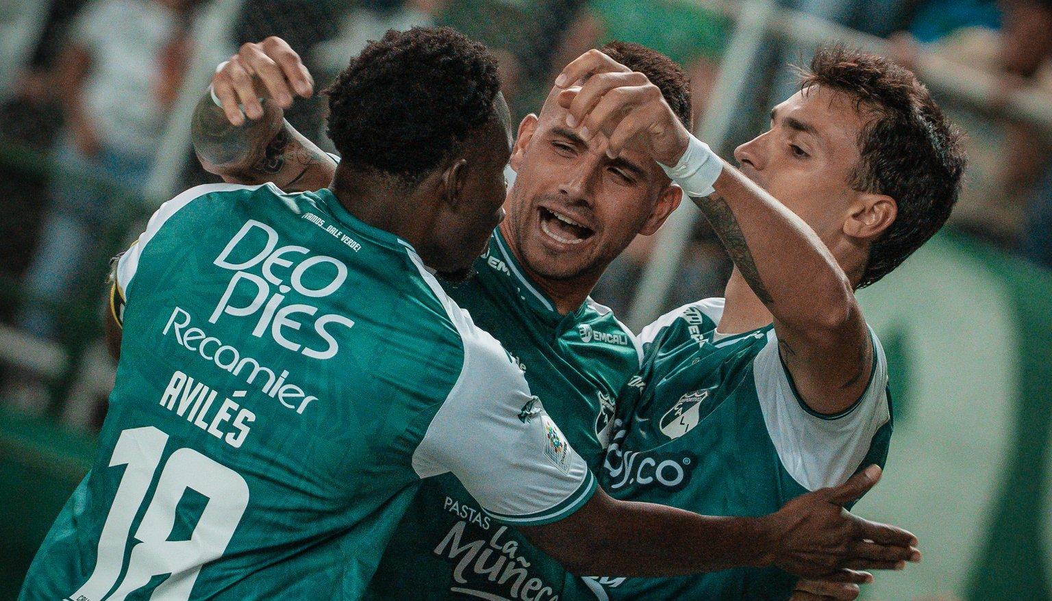 El argentino Juan Ignacio Dinenno celebra su gol con 'Titi' Rodríguez y Avilés Hurtado. 