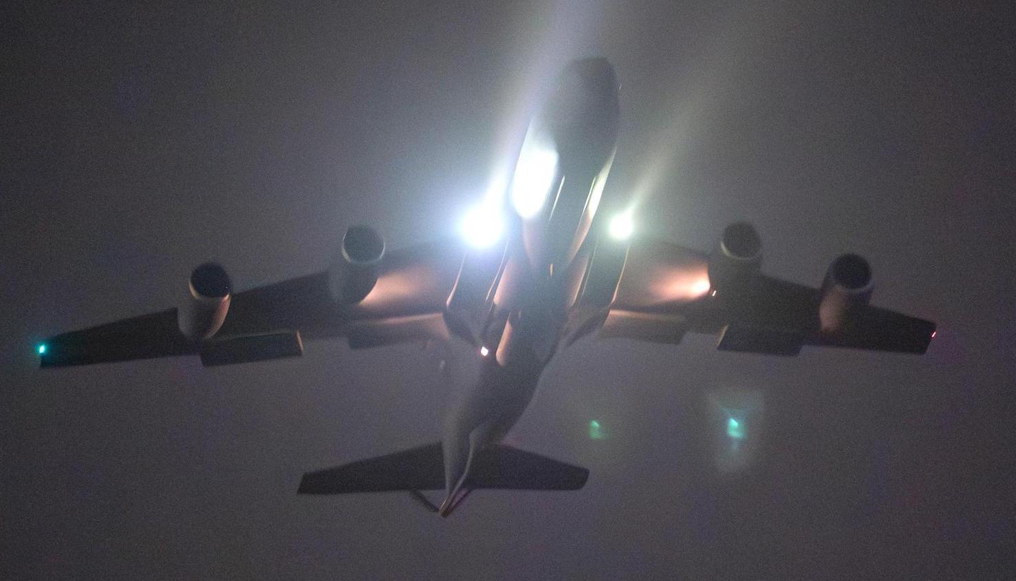 Avión cisterna KC-135 Stratotanker despegando para brindar apoyo a la Operación Ataque Ojo de Halcón.