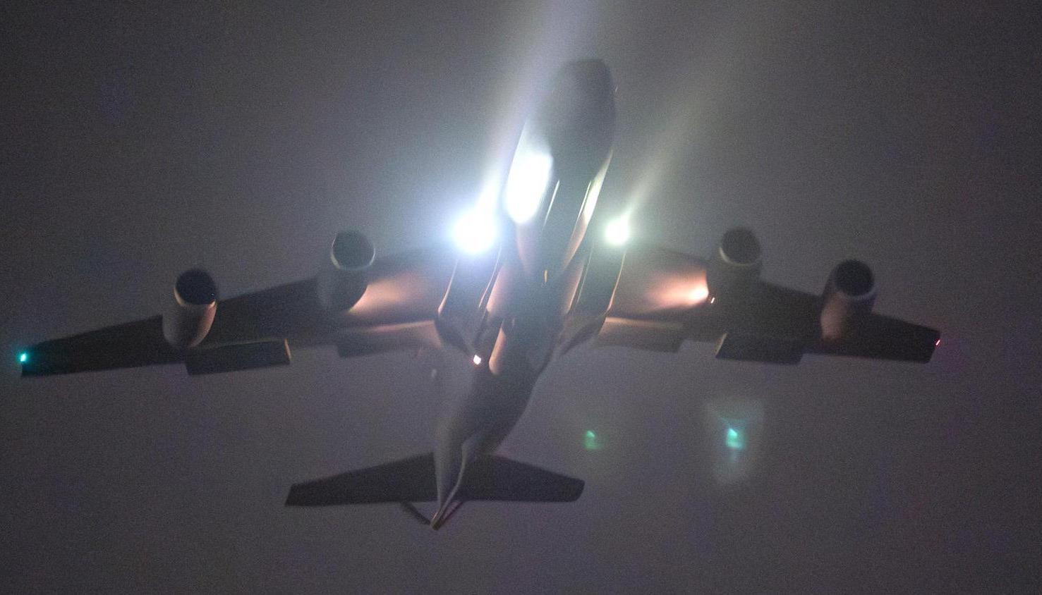 Avión cisterna KC-135 Stratotanker despegando para brindar apoyo a la Operación Ataque Ojo de Halcón.