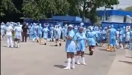 Trabajadores de la planta durante la evacuación. 