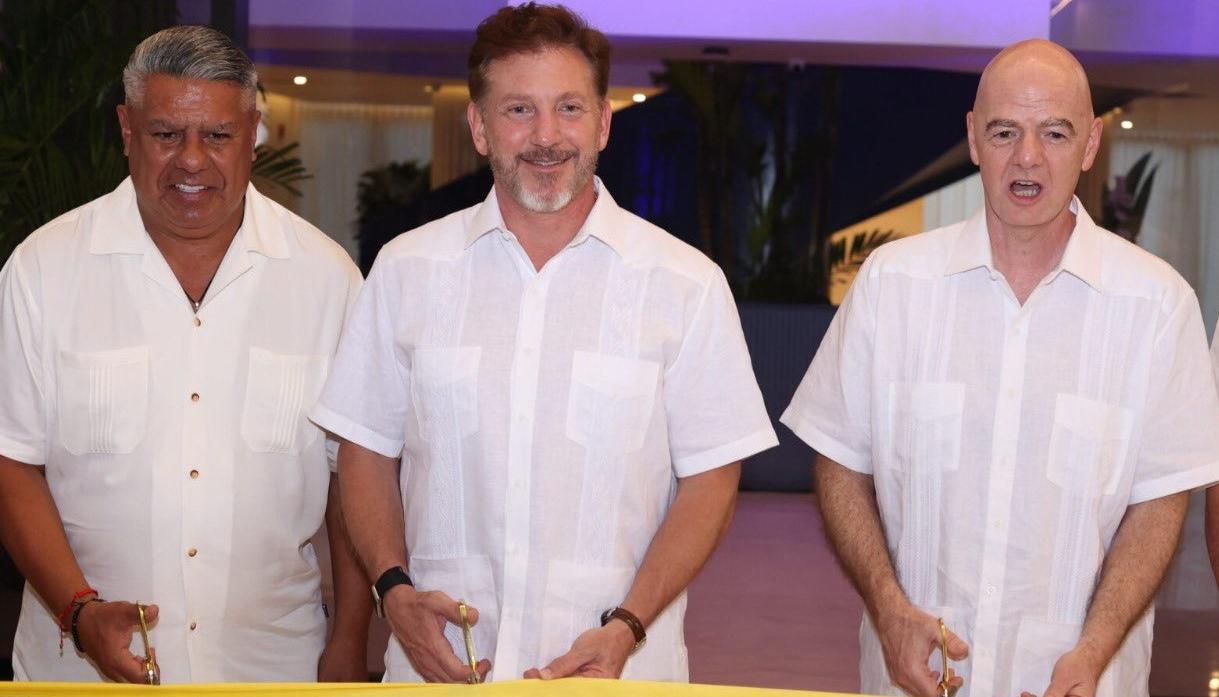 Claudio Tapia, presidente de la AFA; Alejandro Dompinguez, presidente de la Conmebol, y Gianni Infantino, presidente de la Fifa.