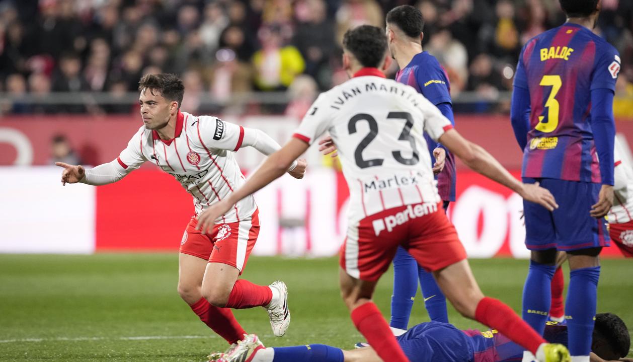 Fran Beltrán celebra el gol que le dio la victoria al Girona sobre Barcelona.