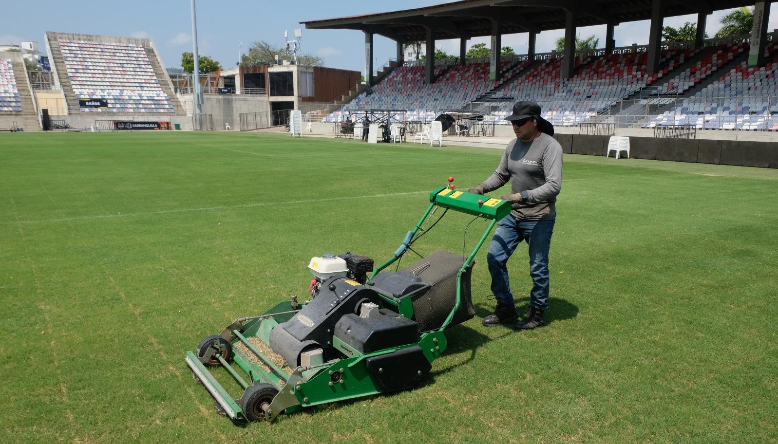 Trabajo en el gramado del estadio Romelio Martínez.