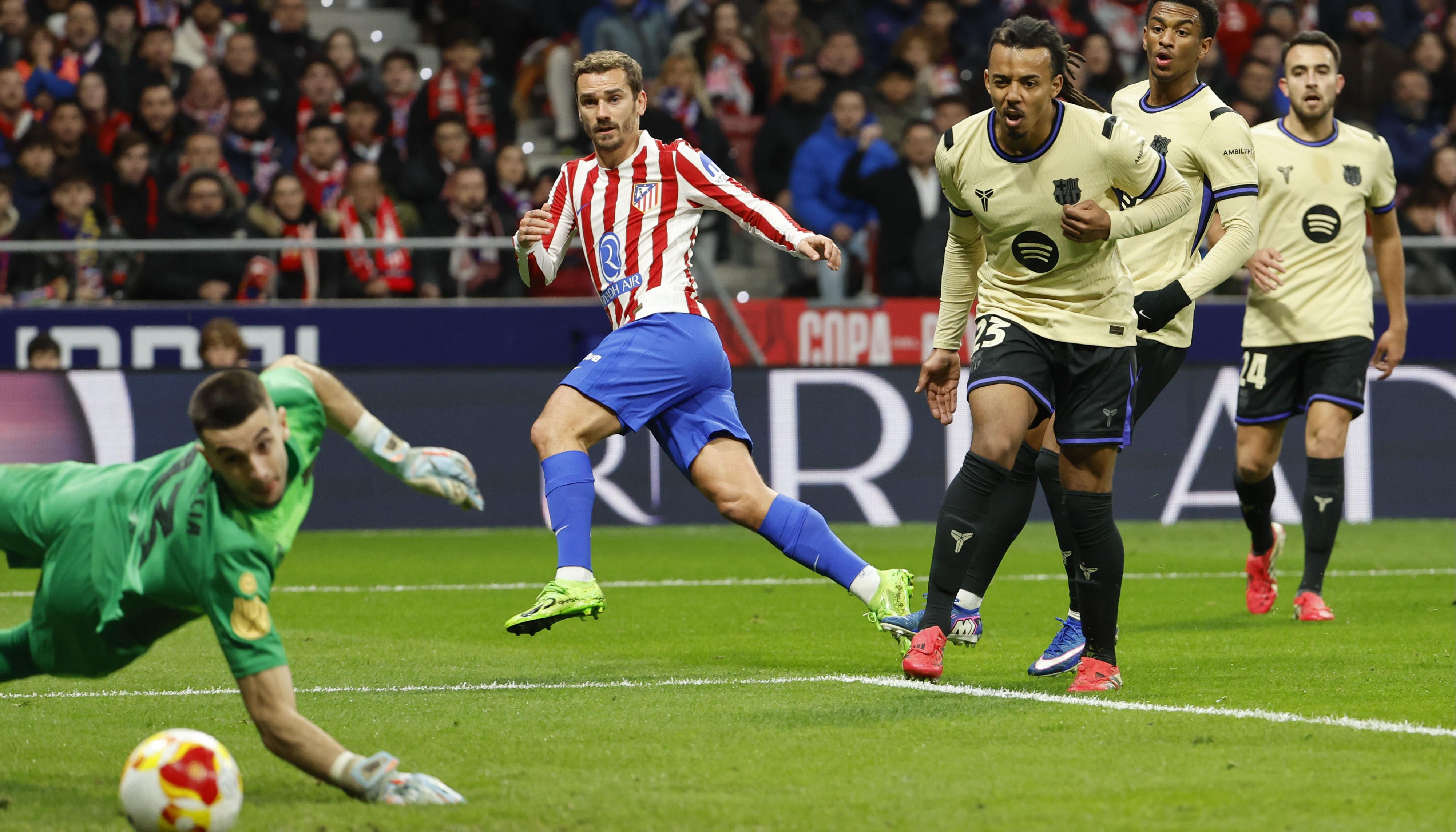 El francés Antoine Griezmann anota el tercer gol del Atlético de Madrid.