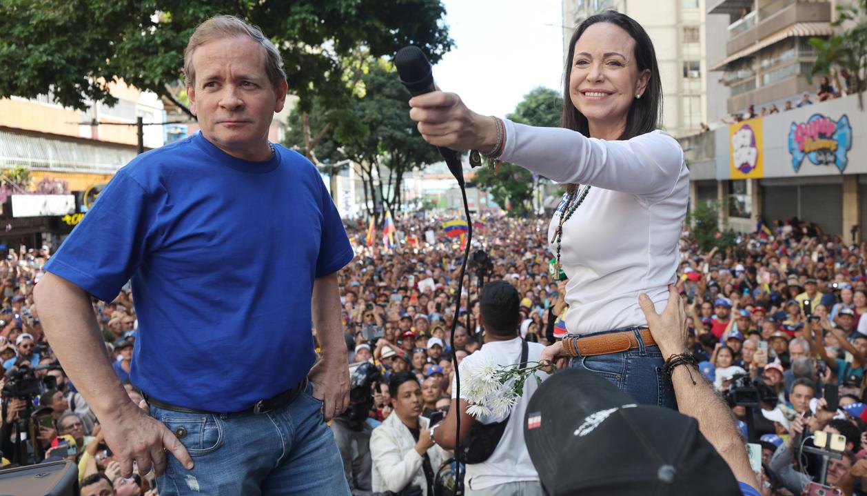 El liberado Juan Pablo Guanipa junto a la lider opositora María Corina Machado.