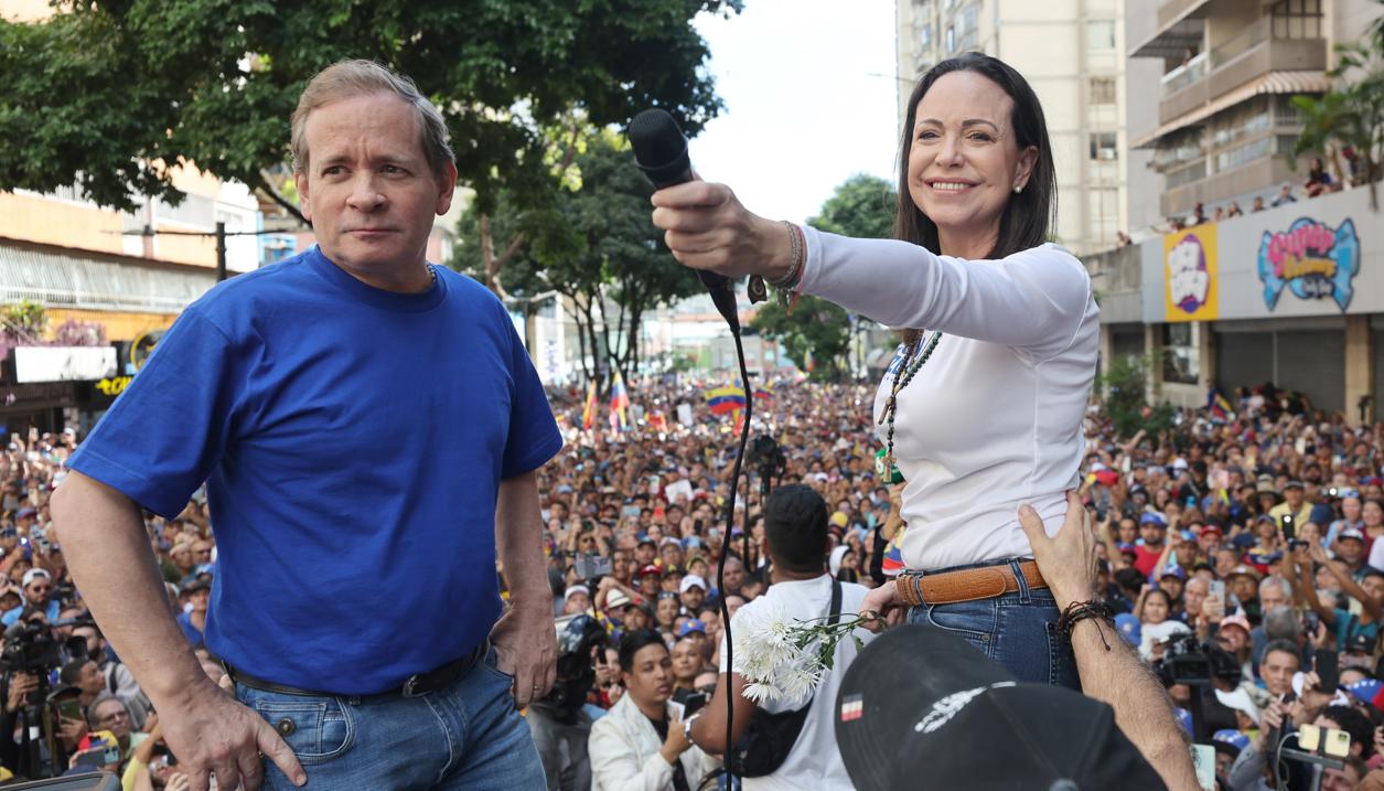 El liberado Juan Pablo Guanipa junto a la lider opositora María Corina Machado.