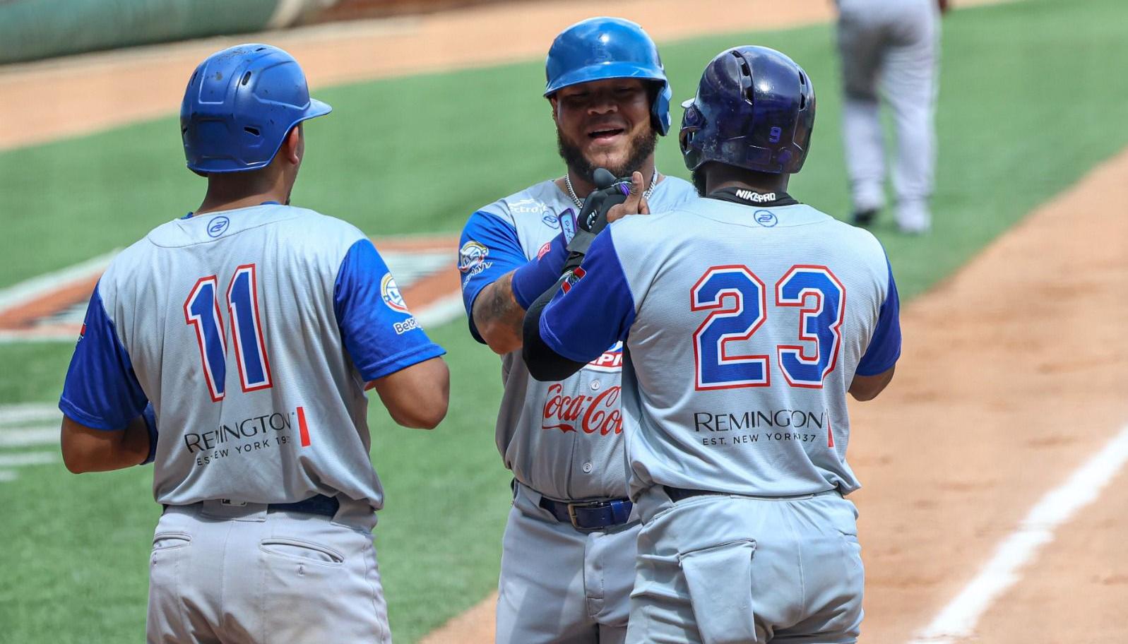 Harold Ramírez llega al plato tras conectar un jonrón de tres carreras en el tercer inning.