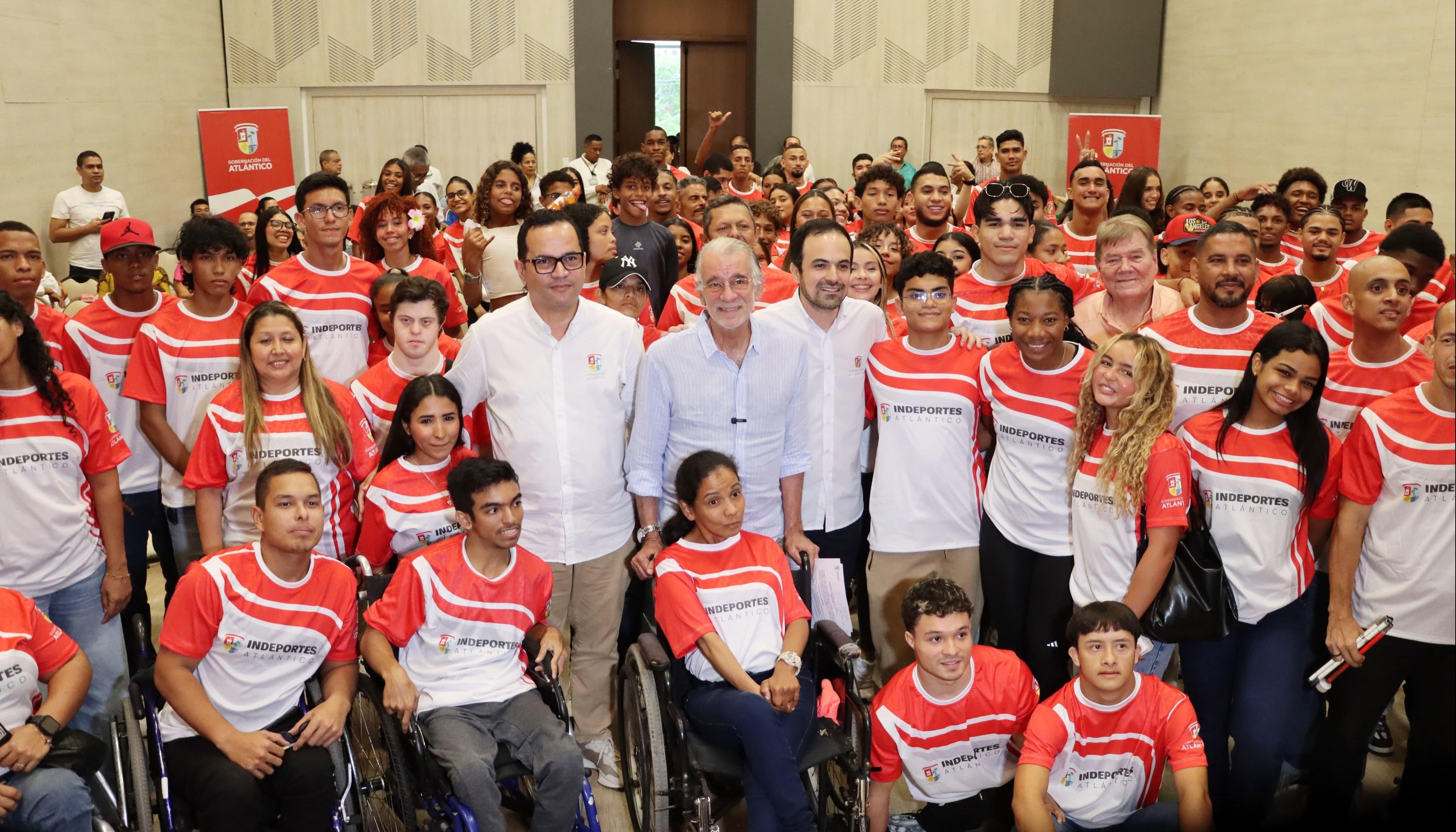 Grupo de Atletas Apoyados de 2025 con el gobernador Eduardo Verano. 