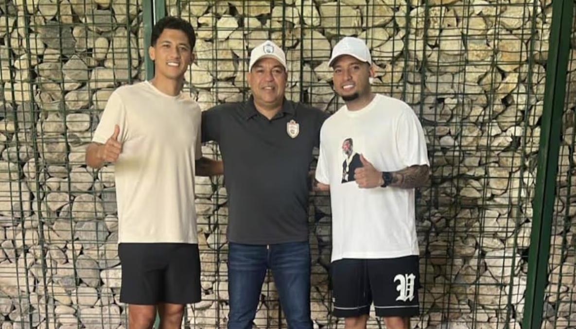 Jarlan Barrera con Fredy Montero y Jorge Oviedo, gerente deportivo del Real Cartagena.