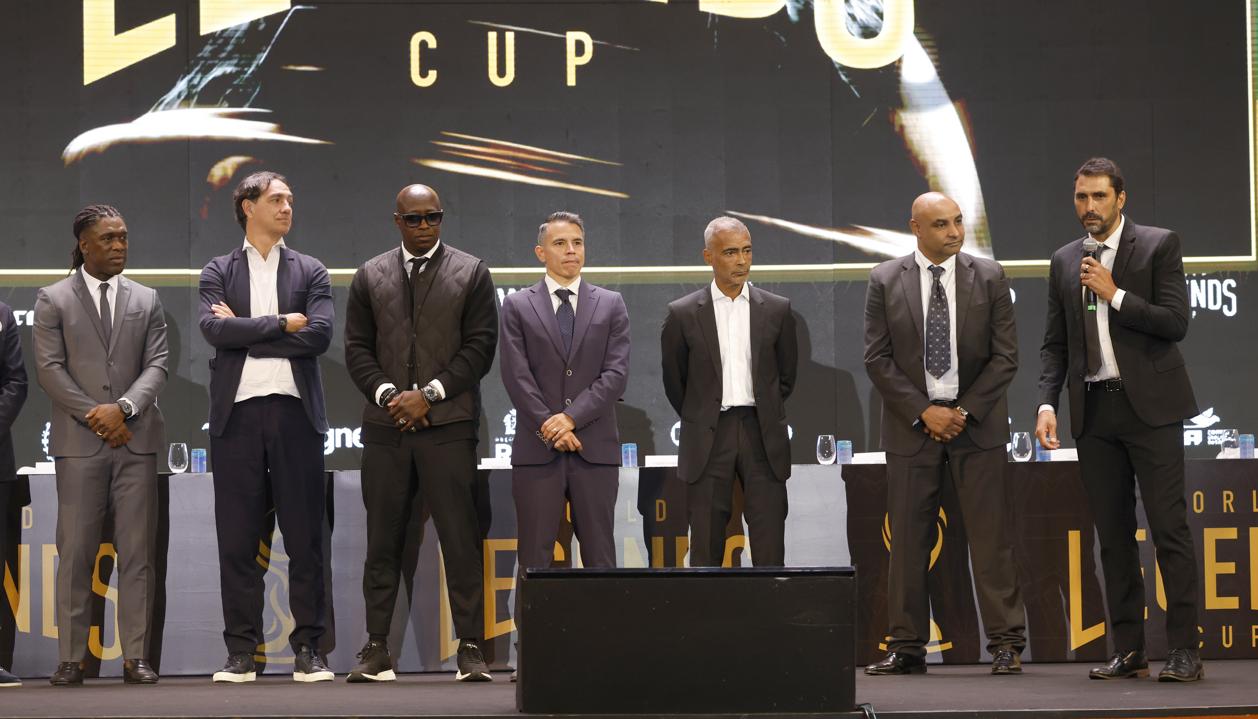 Clarence Seedorf, Alessandro Nesta, Fadiga, Javier Saviola, Romário, Emerson y Athirson Mazzoli en la presentación del Mundial de Leyendas.