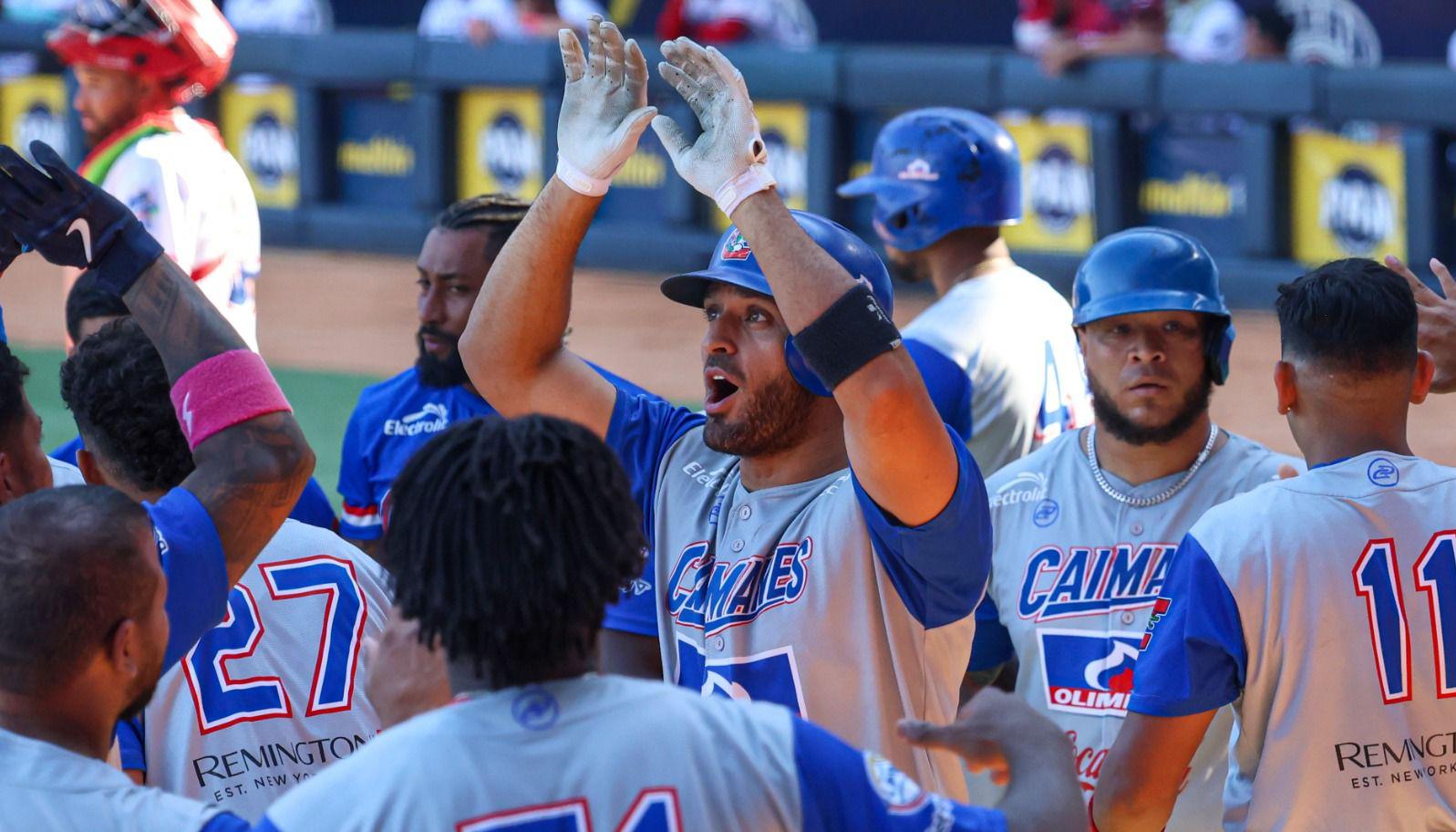 El dominicano Gabriel Lino tras conectar el jonrón que le dio el triunfo de Caimanes. 