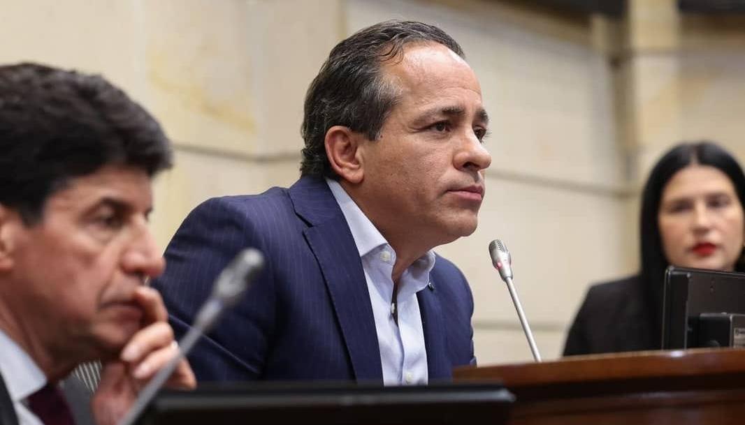 Senador Alexander López Maya.