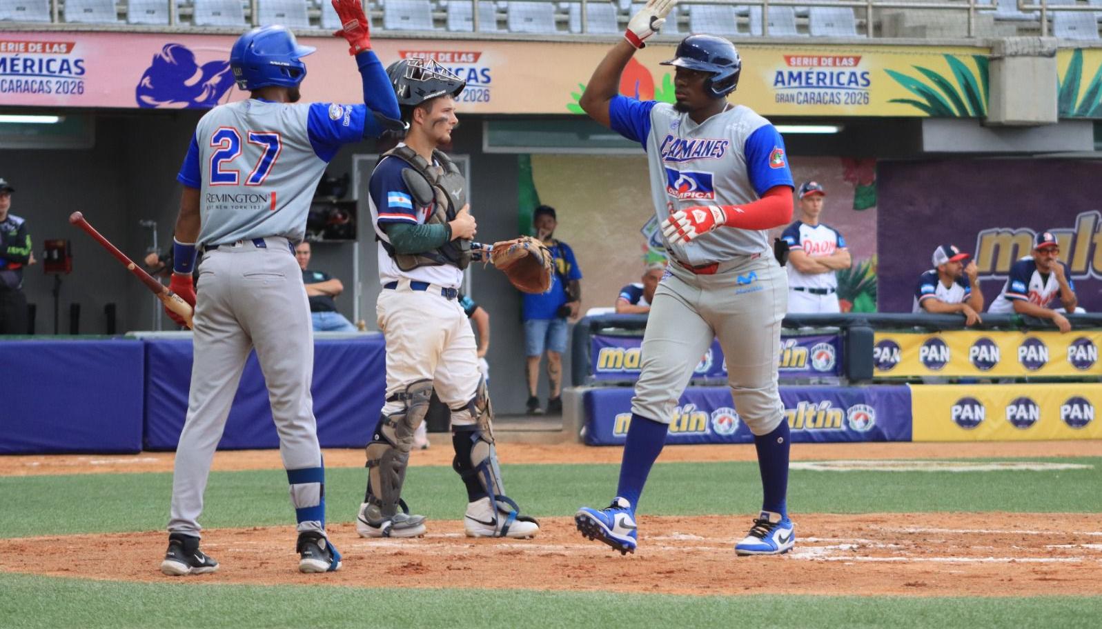 Jesús Marriaga y Jáider Morelos (27), peloteros de Caimanes. 