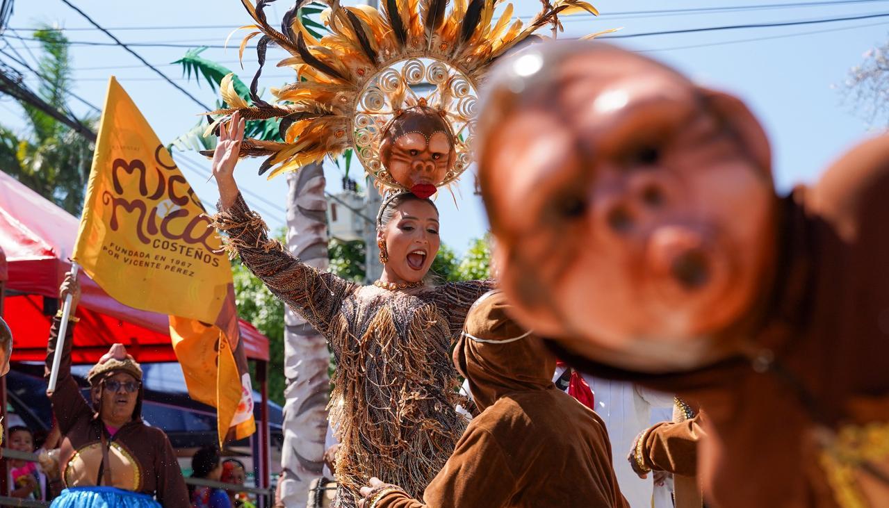 Disfrazada de 'mica', la Reina del Carnaval, Michelle Char, sorprendió a los asistentes al Desfile del Carnaval de los Niños. 