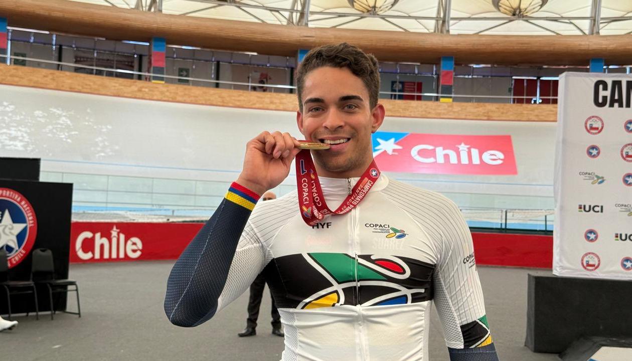 El atlanticense Cristian Ortega tras recibir su medalla de oro.