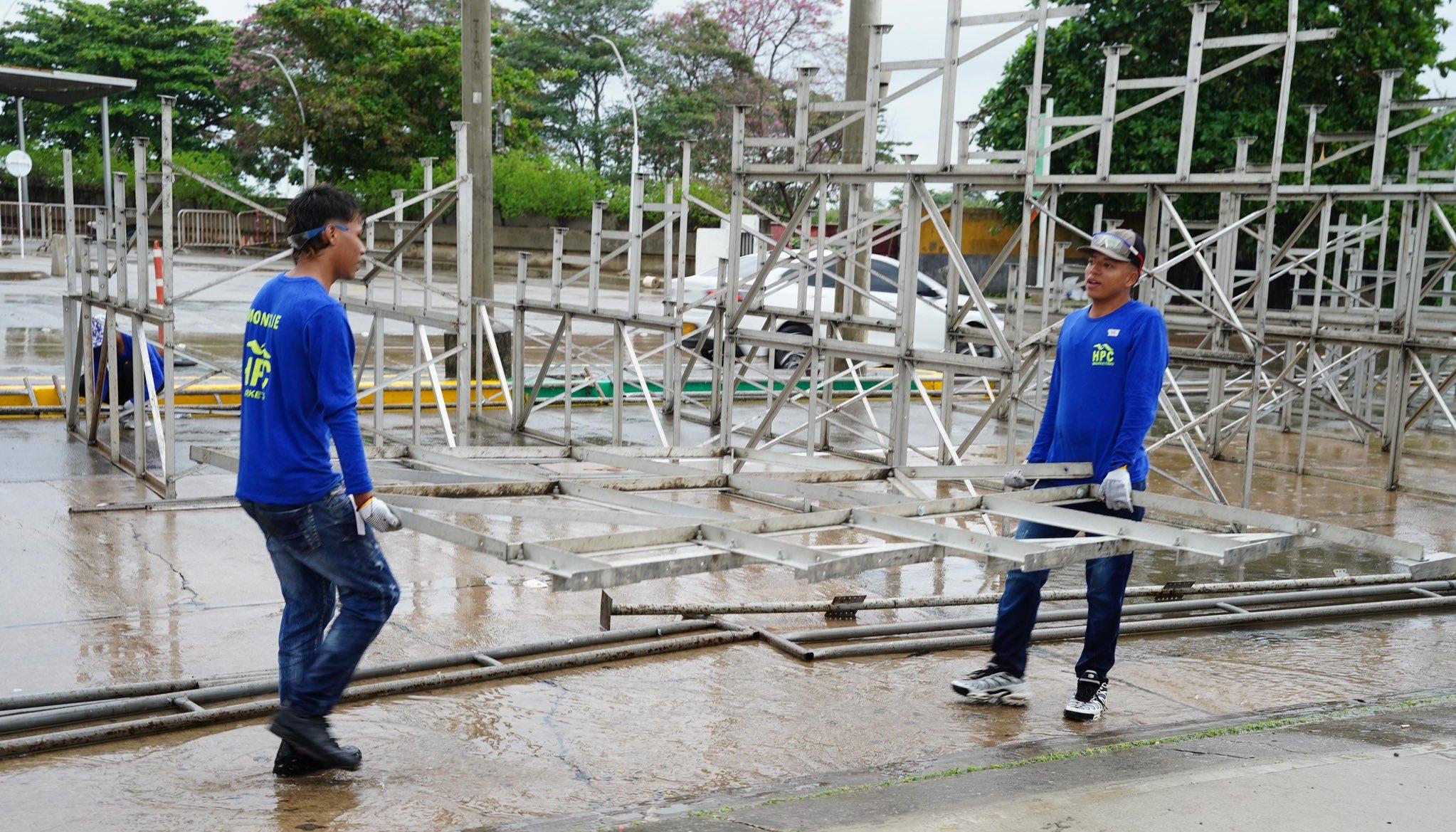 Instalación de palcos en la Vía 40.