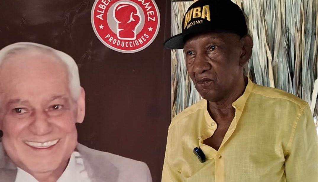 Pambelé posa junto a una foto de Gilberto Mendoza, expresidente de la AMB.