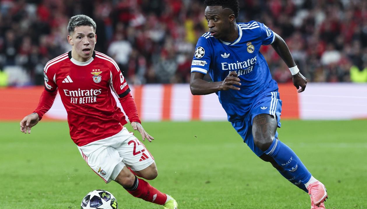 El argentino Gianluca Prestianni en un duelo con el brasileño Vinicius.