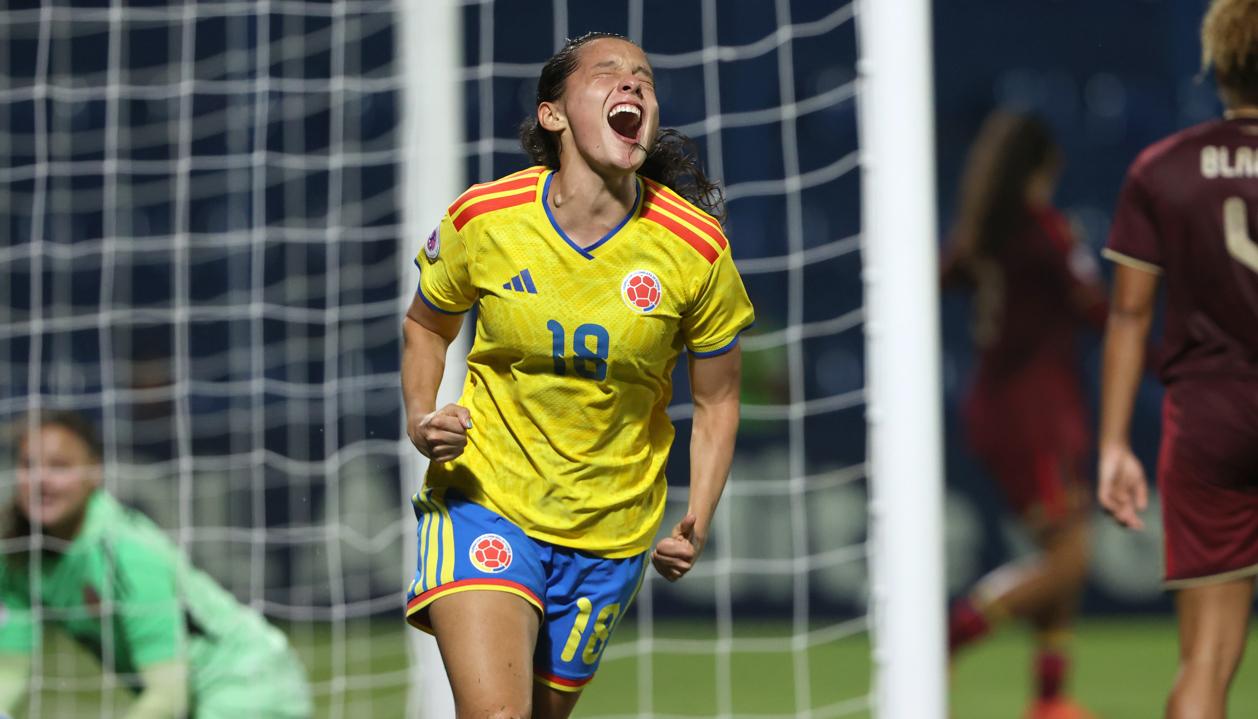 Marian Sterling festeja tras marcar el primer gol de Colombia. 