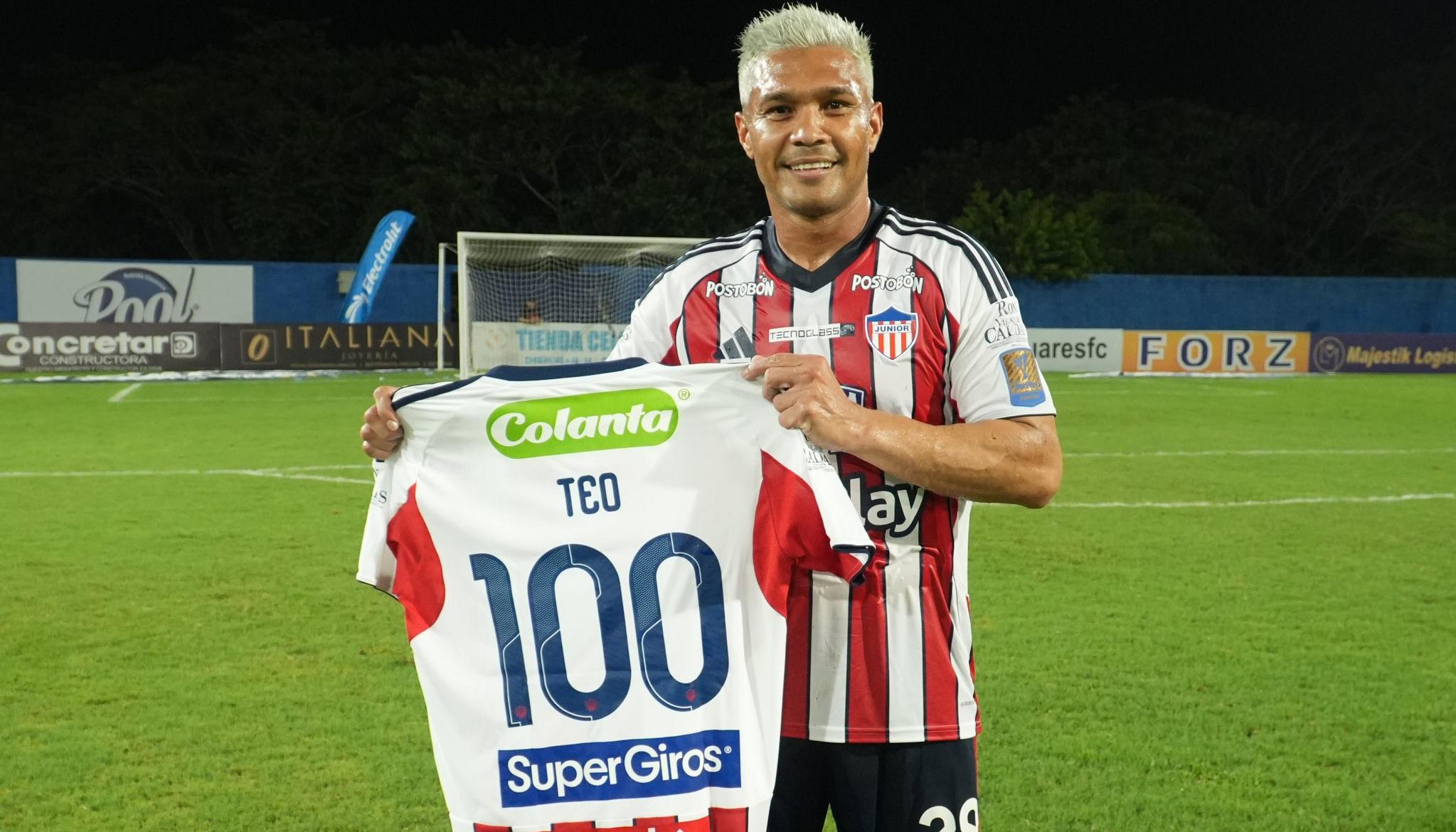Teófilo Gutiérrez posa con una camiseta del Junior marcada con el número 100.