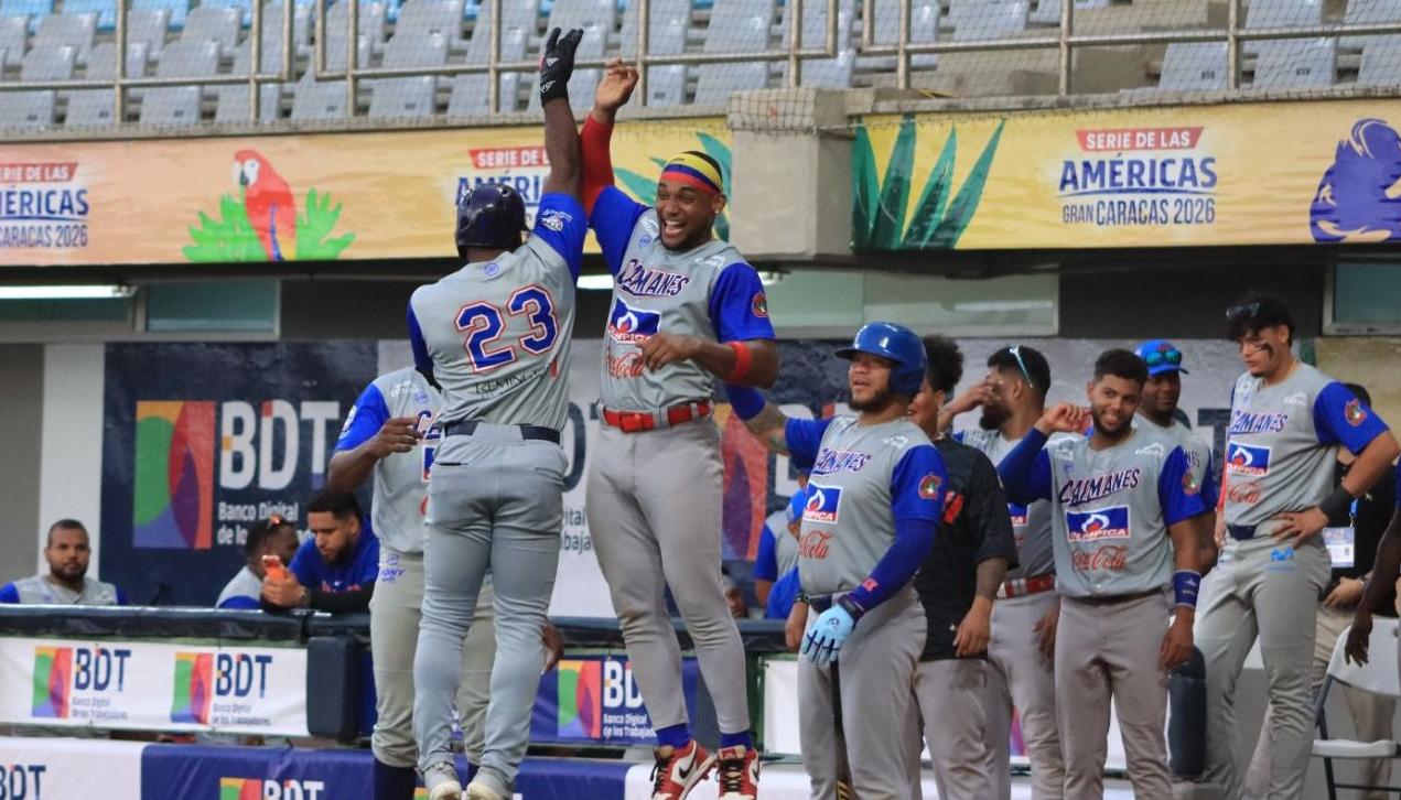 Tito Polo (23) celebra con Andrés Angulo tras conectar jonrón. 