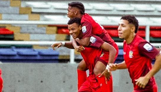 Darwin Torres festeja con sus compañeros el primer gol del Barraquilla FC.