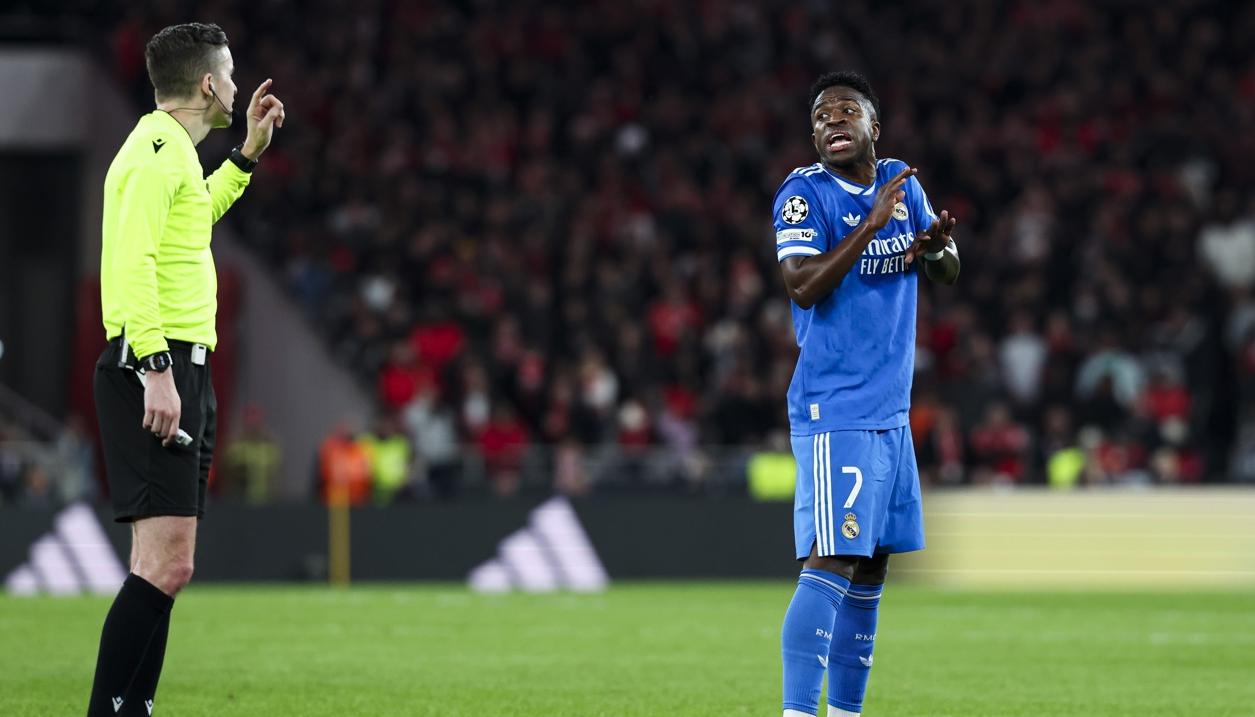 Vinicius le informa al árbitro francés François Letexier por los insultos racistas en su contra.