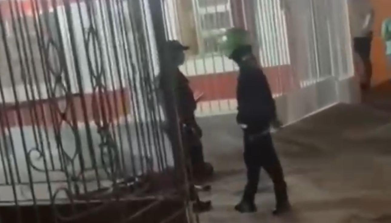 Autoridades en el lugar  del homicidio en Vista Hermosa.