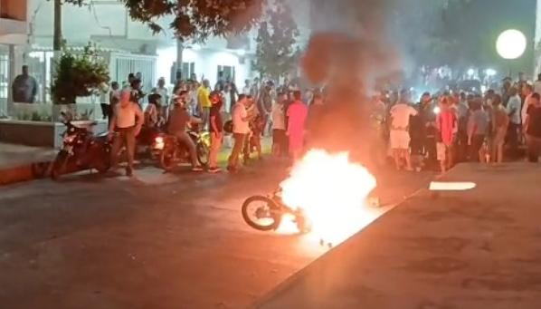 Momento en que son agredidos y el incendio de la moto.