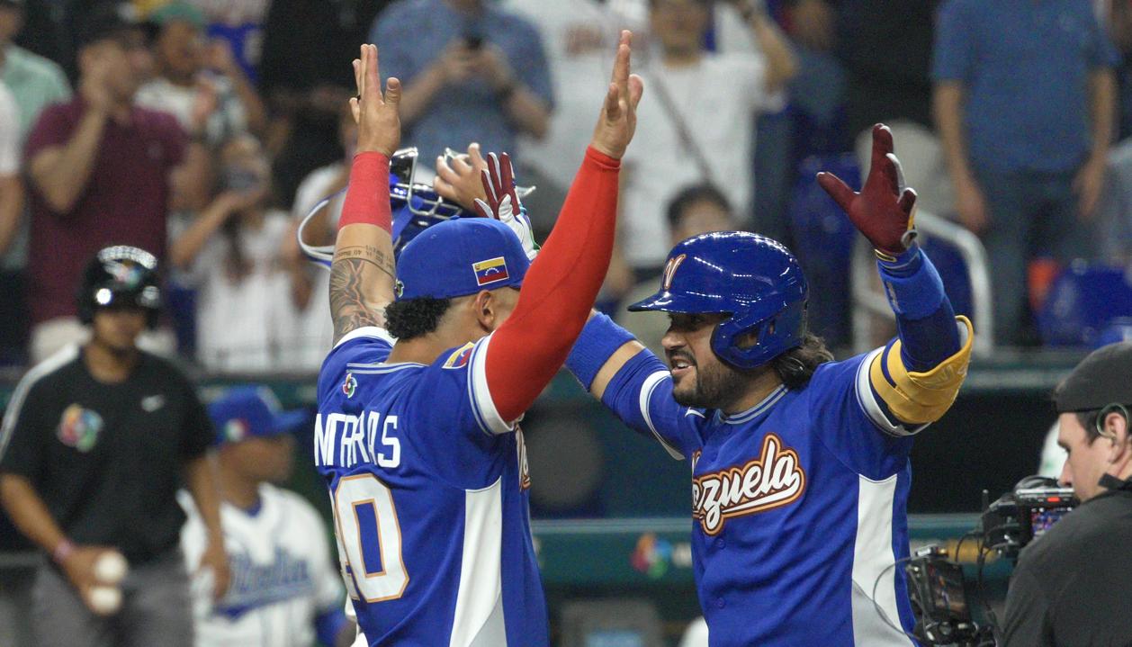 Eugenio Suárez llega al plato tras conectar un jonrón solitario en el cuarto inning.