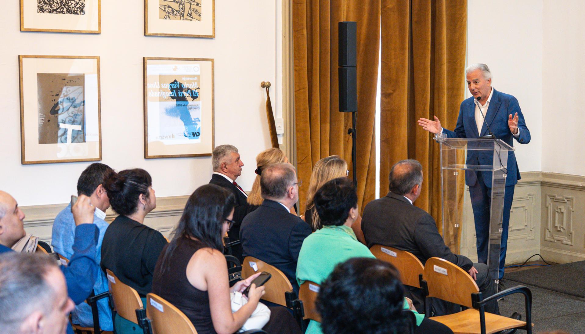 El hijo del fallecido escritor habla en el homenaje a su padre.
