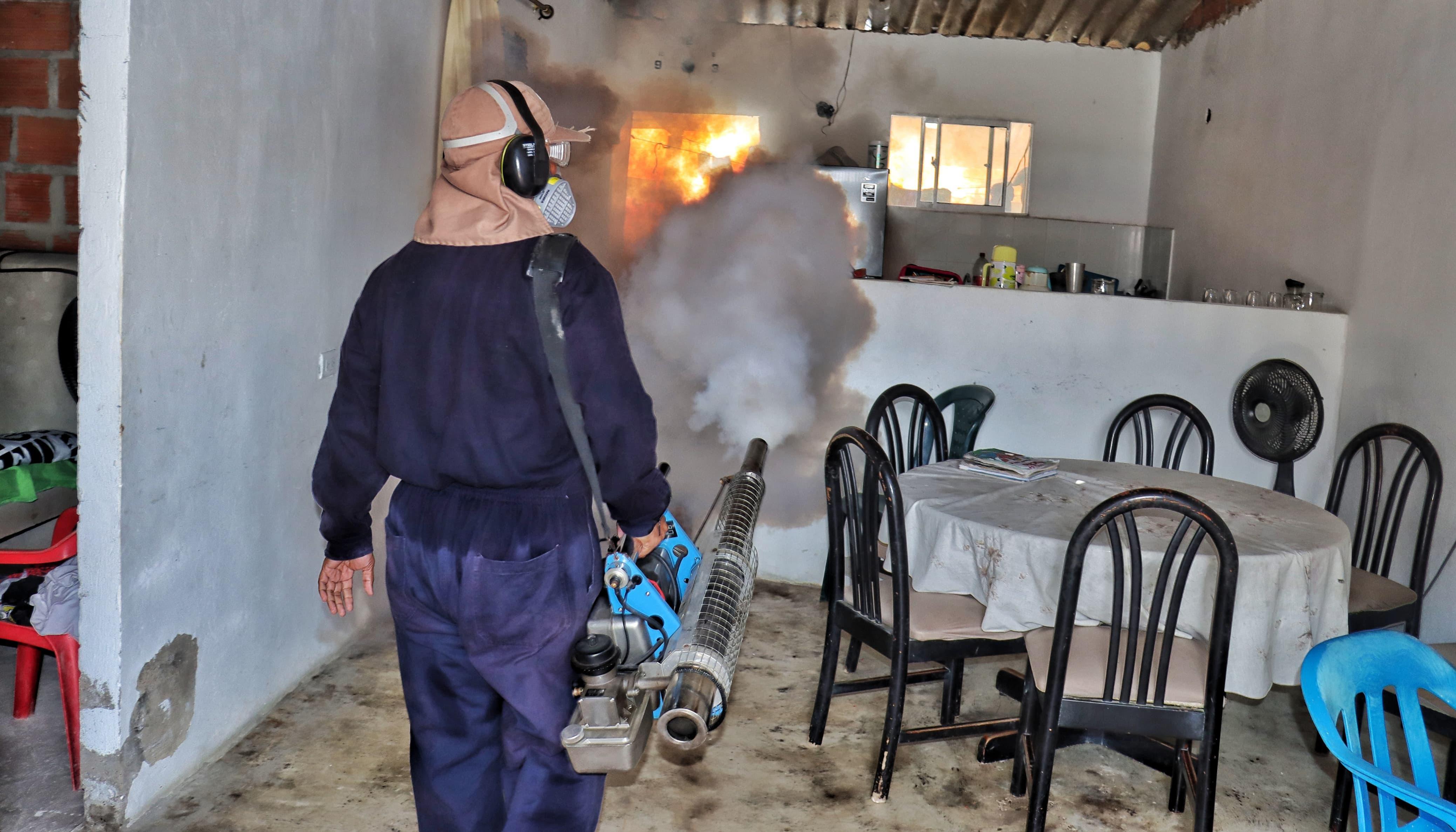 Hombre haciendo el trabajo de fumigación en vivienda.