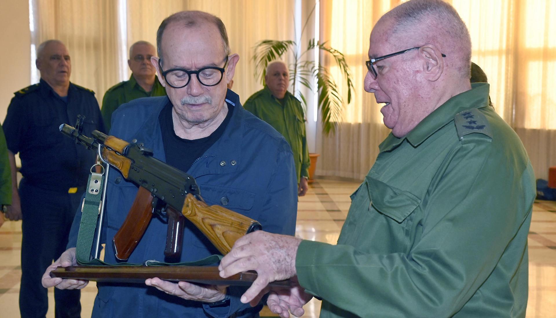 Gobierno cubano entregó un fusil AKM a Silvio Rodríguez.