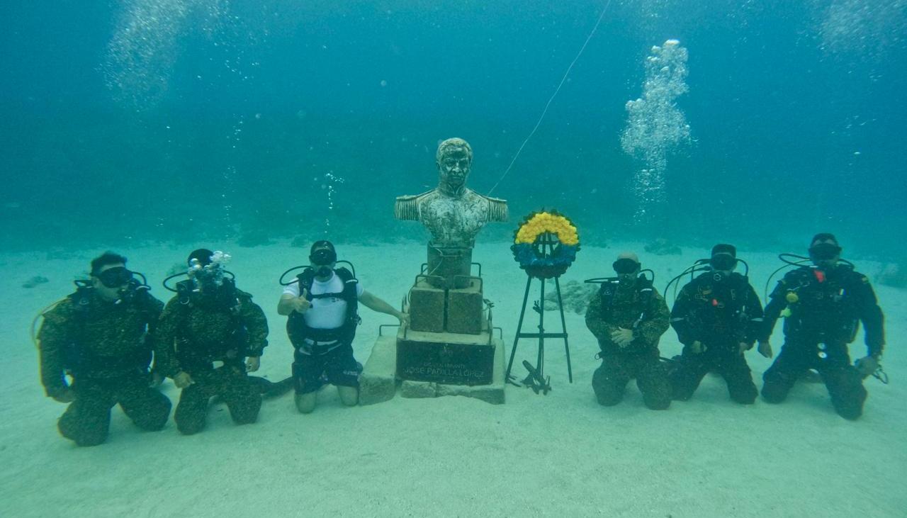 Ofrenda floral al Almirante José Prudencio Padilla, en San Andrés
