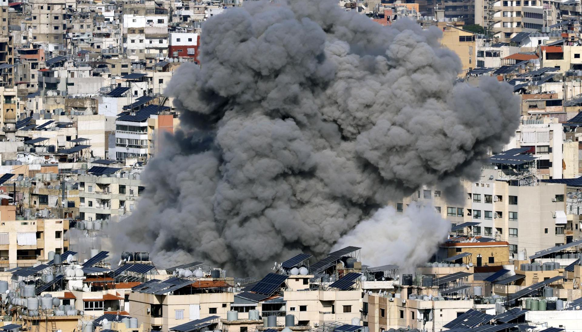 El humo se eleva tras un ataque aéreo israelí.