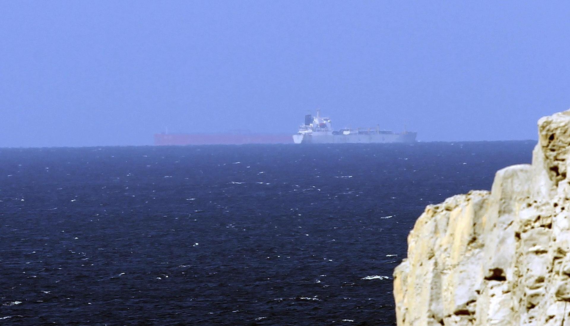 Petroleros cruzando el estrecho de Ormuz.