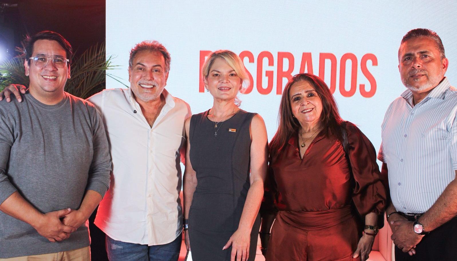 Los directores de los programas de posgrados y el presentador Ismael Barrios.