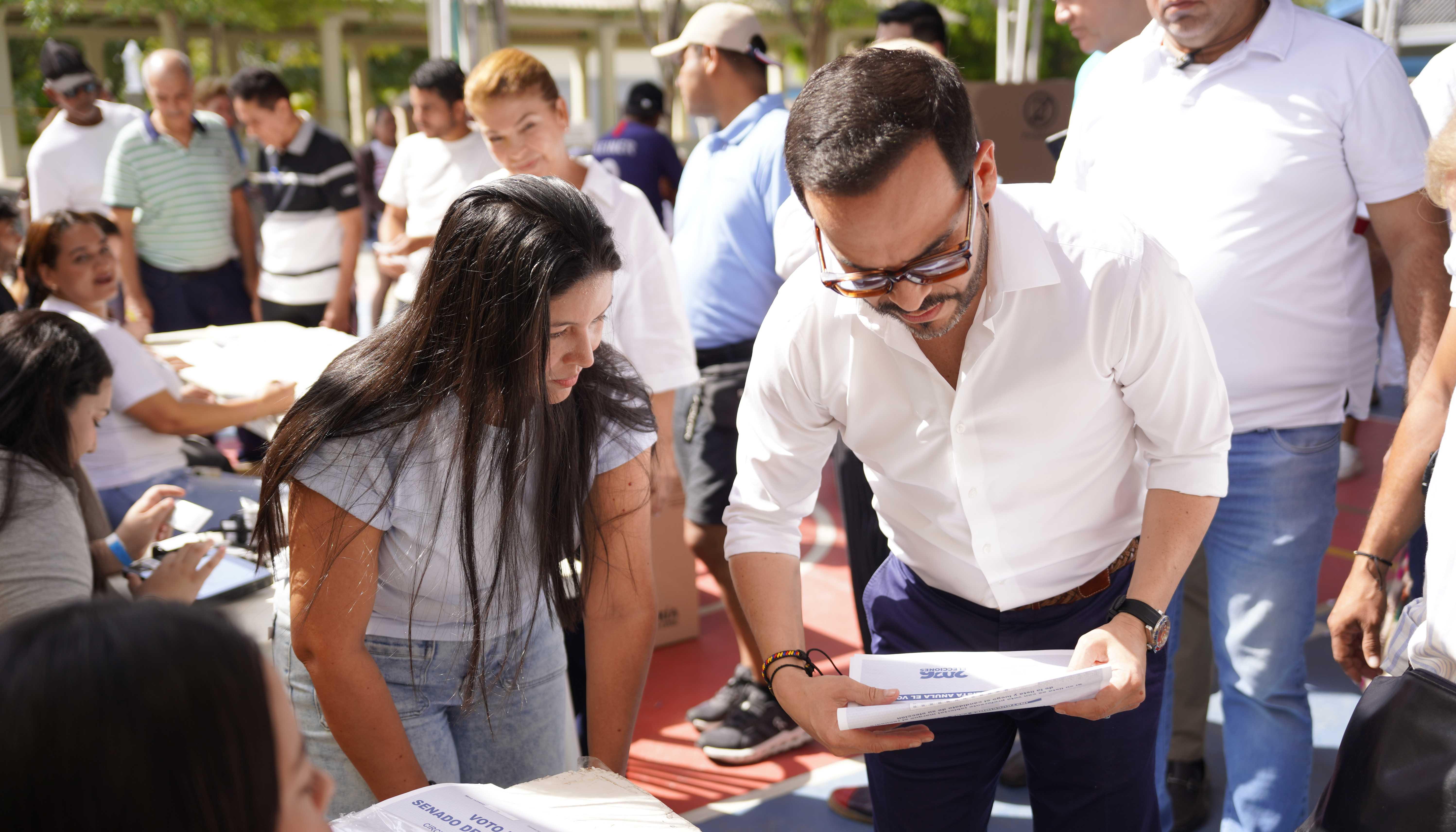 Abelardo De La Espriella votando en el Colegio La Enseñanza. 