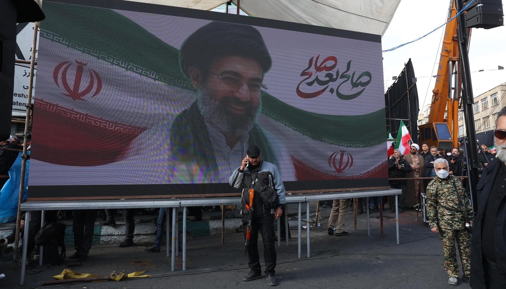 Una valla en Irán con la imagen del recién nombrado Líder Supremo, el ayatolá Mojtaba Jamenei