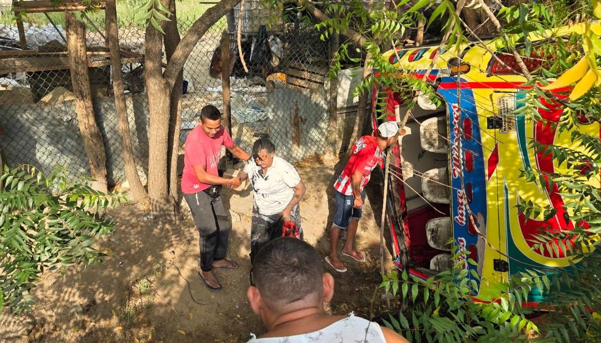 El bus quedó volcado a un lado de la vía. 