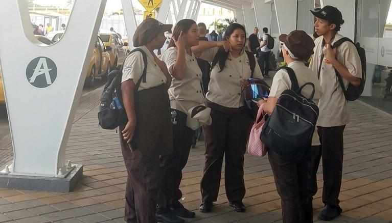 Personal en las afueras del aeropuerto.