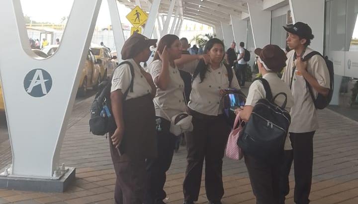 Personal en la entrada del aeropuerto.