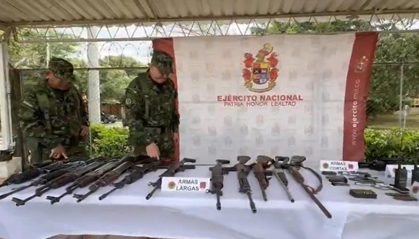 Armas incautadas durante el operativo.