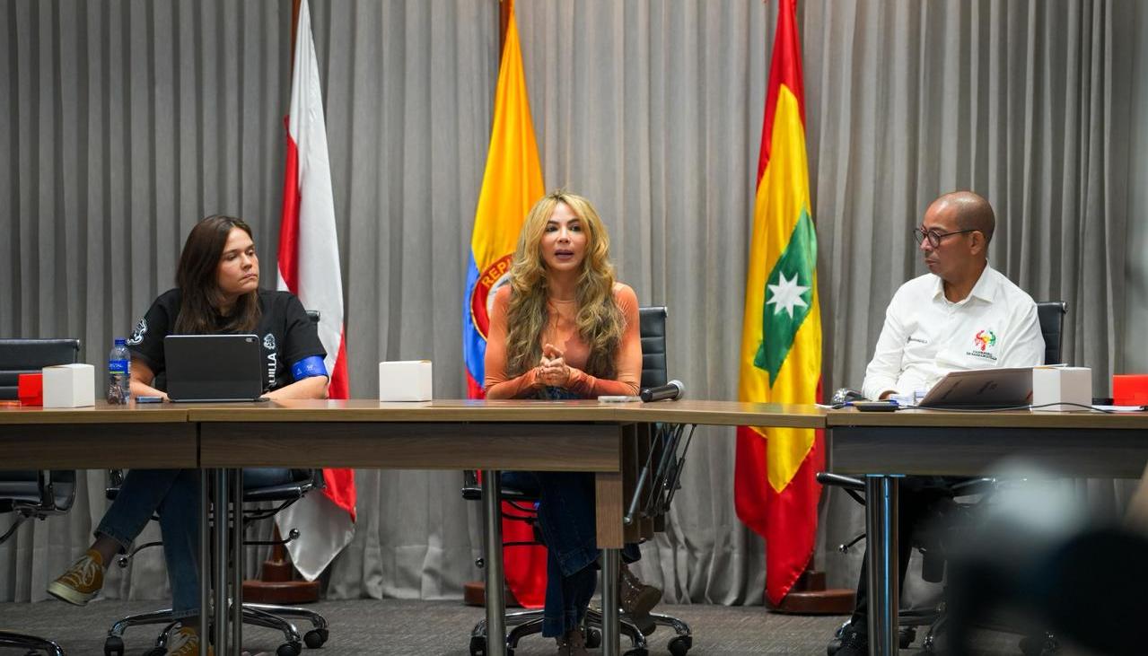 La Gerente de Ciudad, Ana María Aljure (centro) y el gerente de Carnaval SAS, Juan Carlos Ospino.