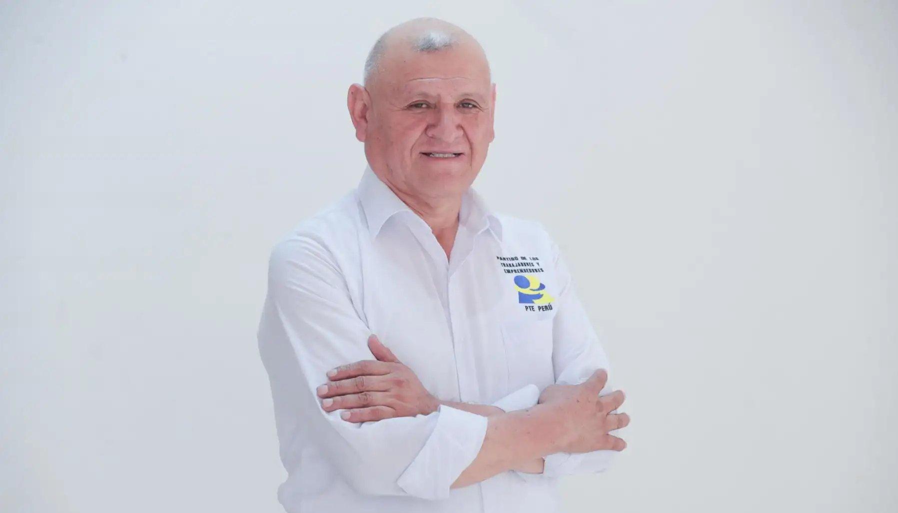 El candidato presidencial peruano Napoleón Becerra.