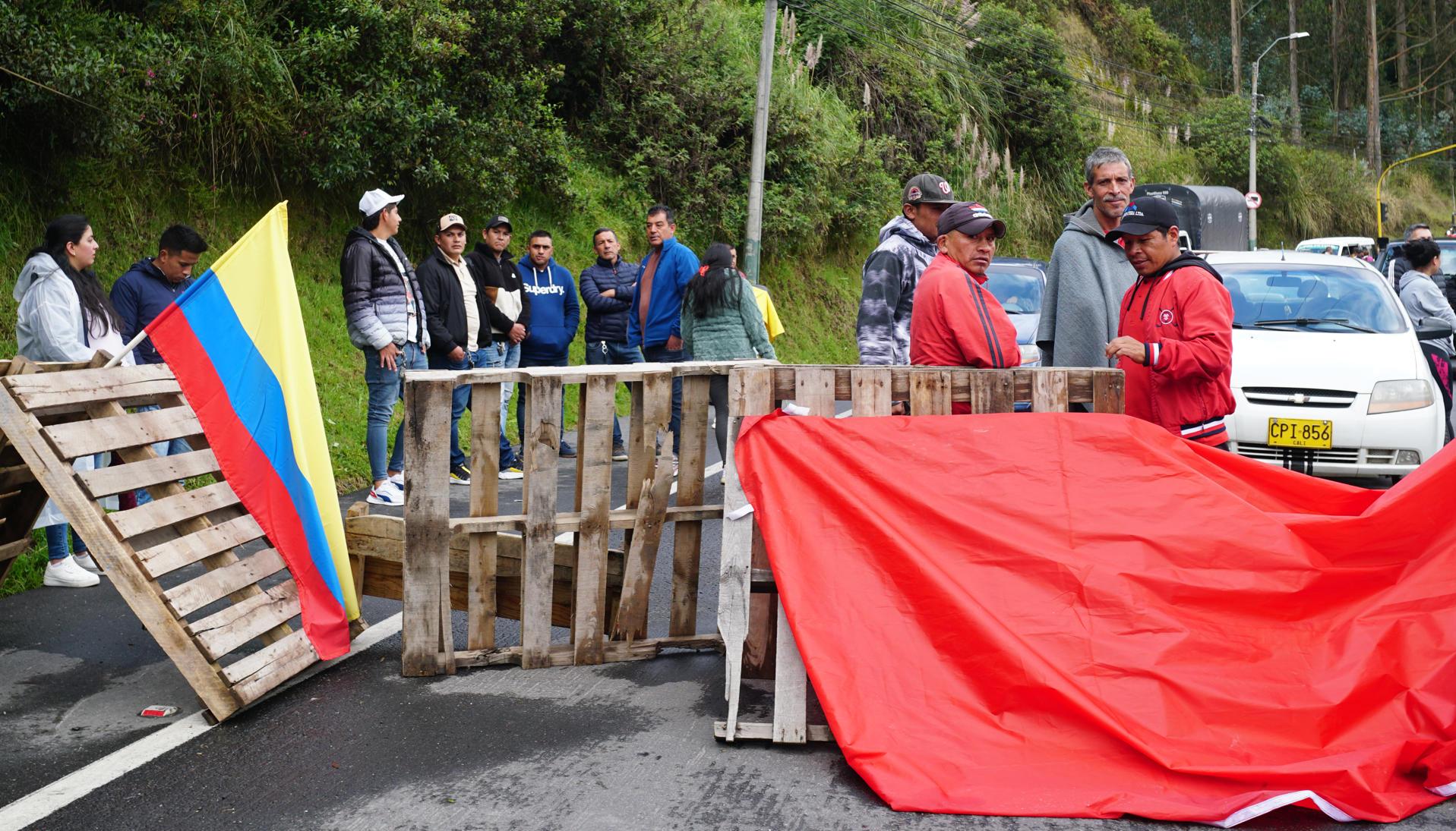 Gremios de comerciantes y transportistas que bloquean la carretera que cruza la frontera entre Colombia y Ecuador, en Ipiales. 