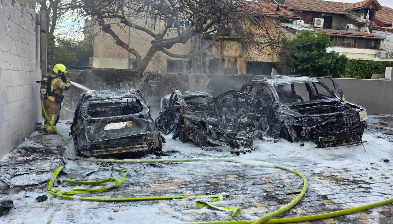 Los bomberos actuando tras los ataques en Israel. 