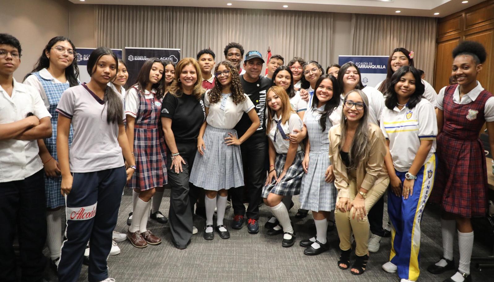 Alcalde Alejandro Char junto a jóvenes beneficiarios de 'Buenfluencers'.